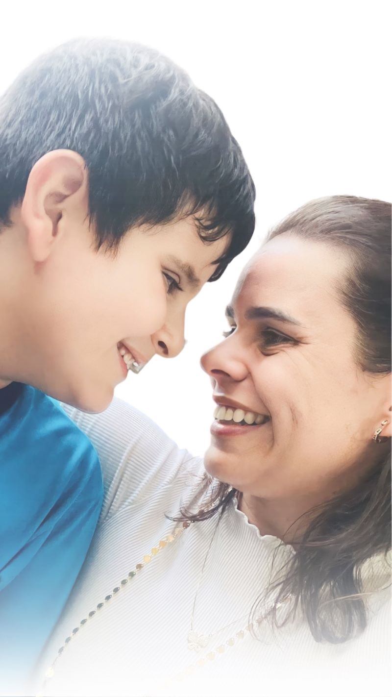 Joice e seu filho compartilhando um momento de carinho