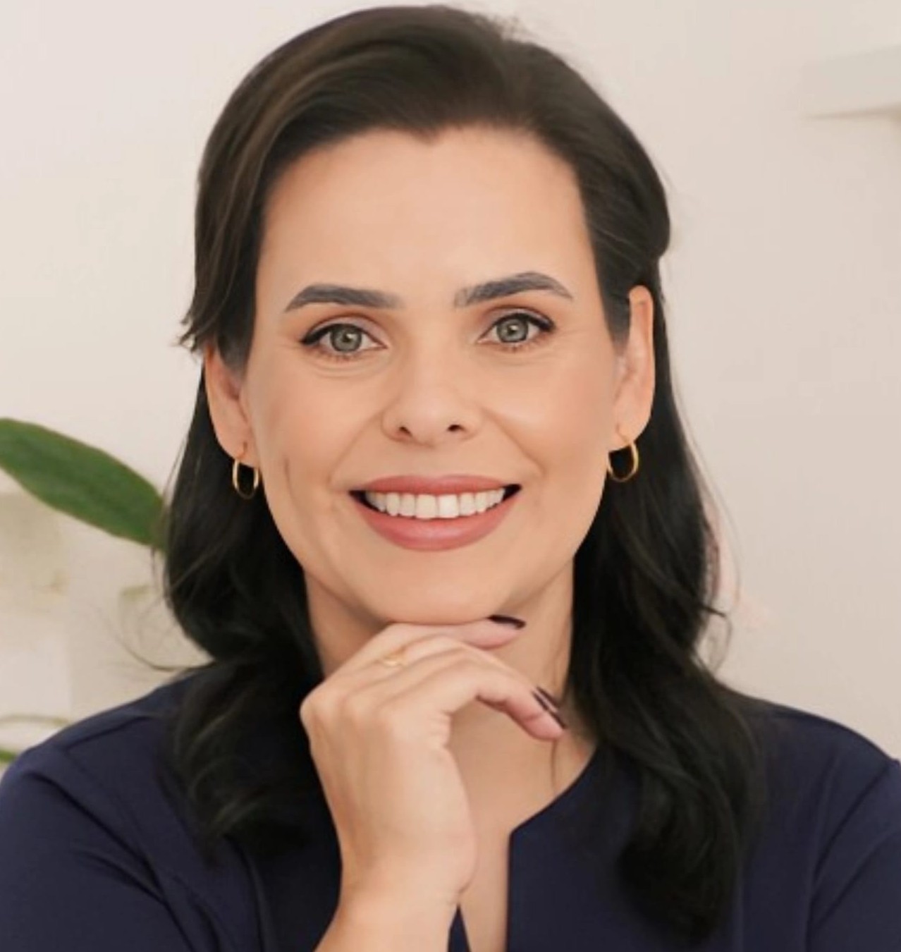 Joice Meneghetti, sorrindo, em retrato profissional